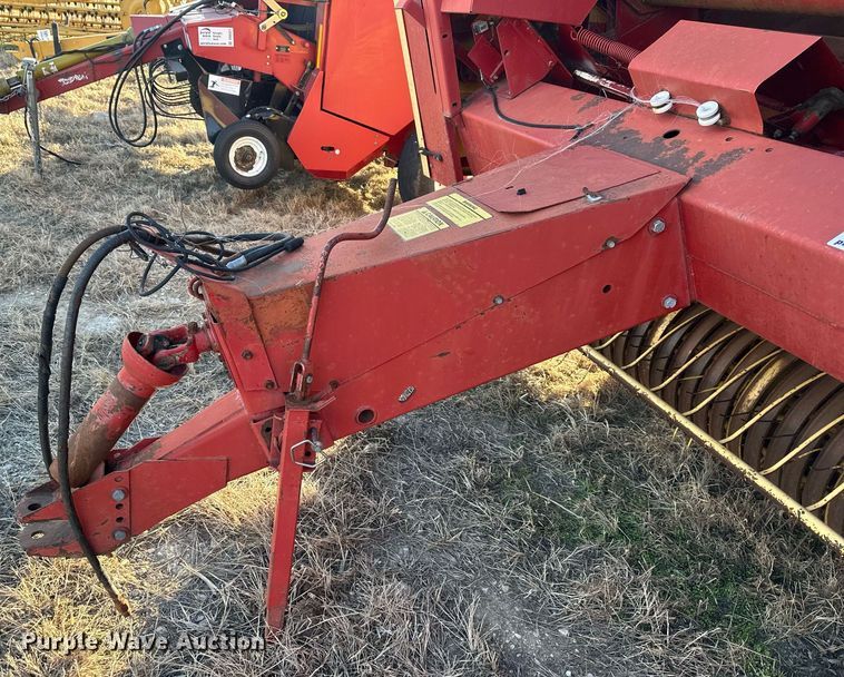 image for item DQ6520 1984 New Holland 855 round baler