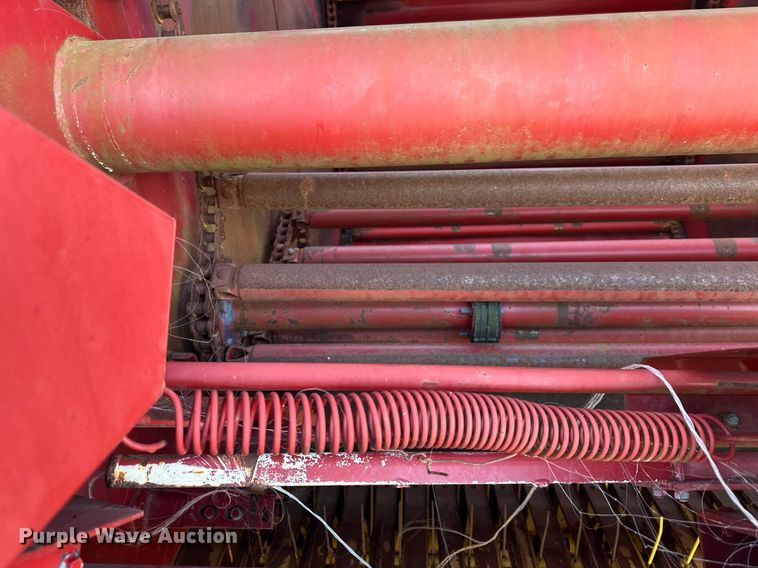 image for item DQ6520 1984 New Holland 855 round baler