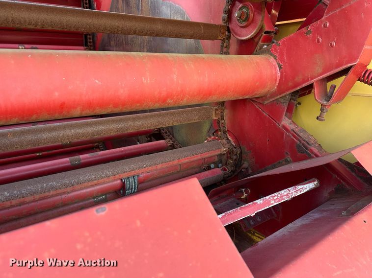 image for item DQ6520 1984 New Holland 855 round baler