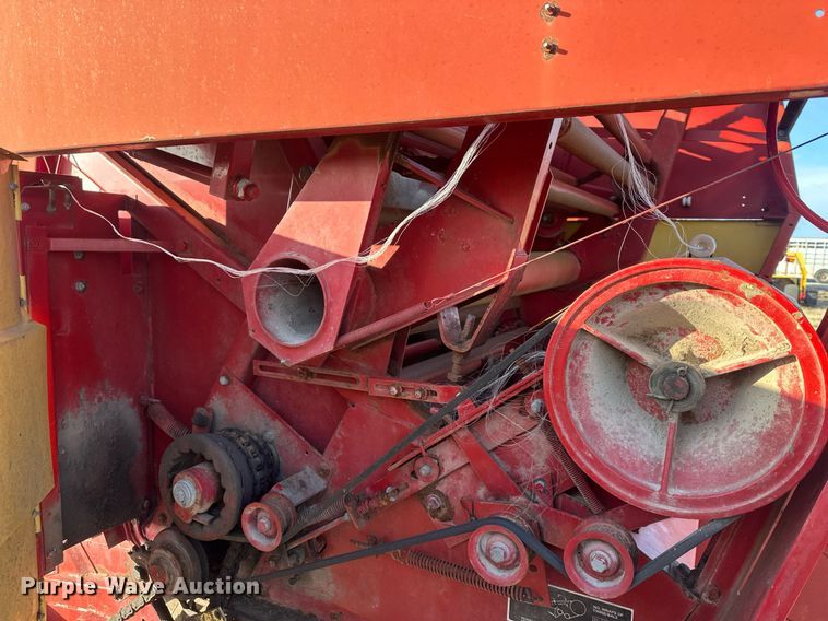 image for item DQ6520 1984 New Holland 855 round baler