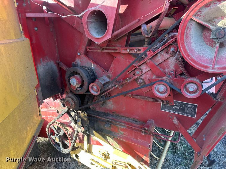 image for item DQ6520 1984 New Holland 855 round baler