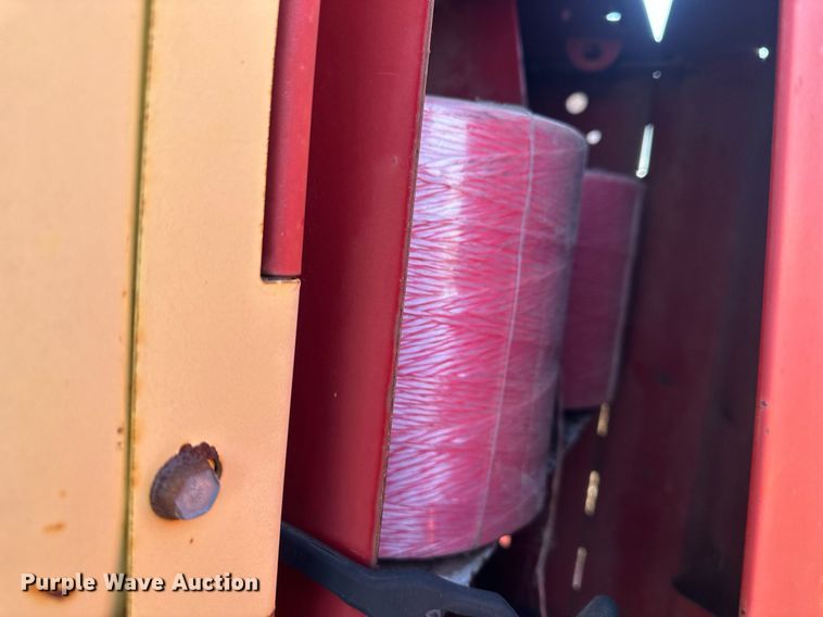 image for item DQ6520 1984 New Holland 855 round baler