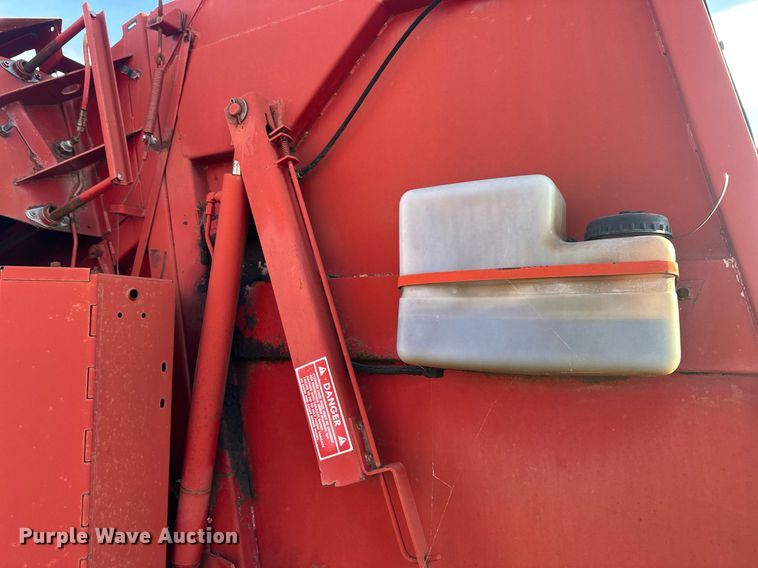 image for item DQ6520 1984 New Holland 855 round baler