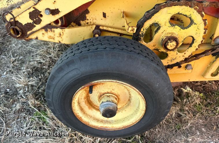 image for item DQ6520 1984 New Holland 855 round baler