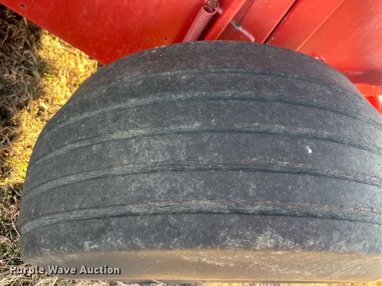 image for item DQ6520 1984 New Holland 855 round baler