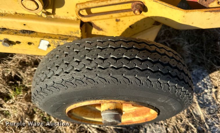 image for item DQ6520 1984 New Holland 855 round baler