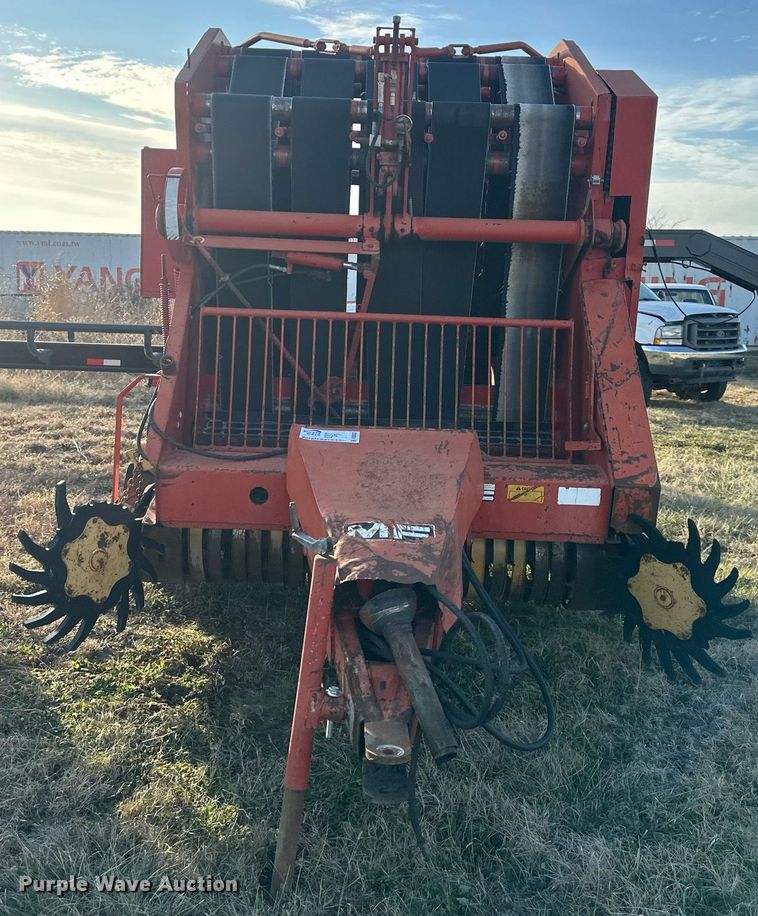 image for item DQ6522 Massey Ferguson 1560 round baler