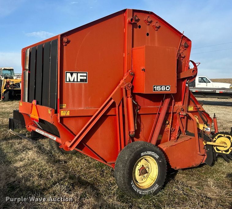 image for item DQ6522 Massey Ferguson 1560 round baler