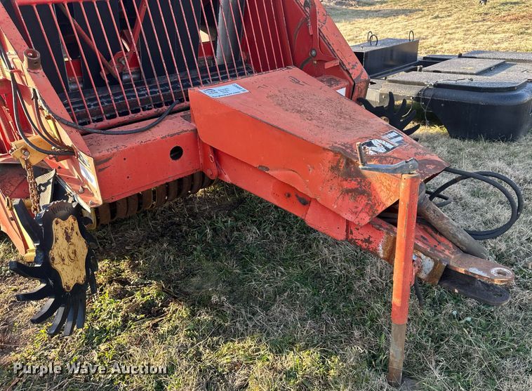 image for item DQ6522 Massey Ferguson 1560 round baler