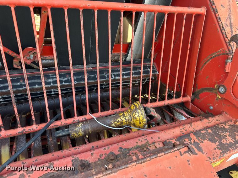 image for item DQ6522 Massey Ferguson 1560 round baler