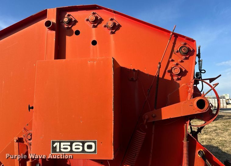 image for item DQ6522 Massey Ferguson 1560 round baler