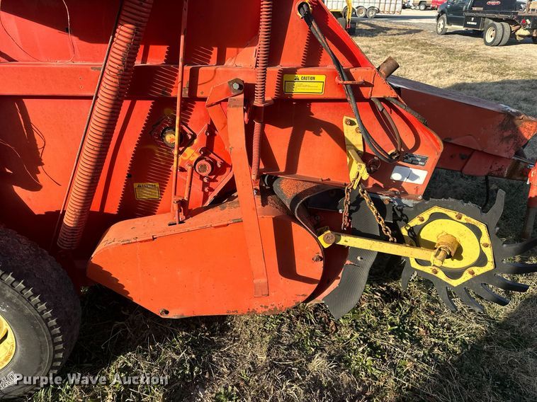 image for item DQ6522 Massey Ferguson 1560 round baler