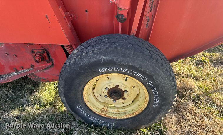 image for item DQ6522 Massey Ferguson 1560 round baler