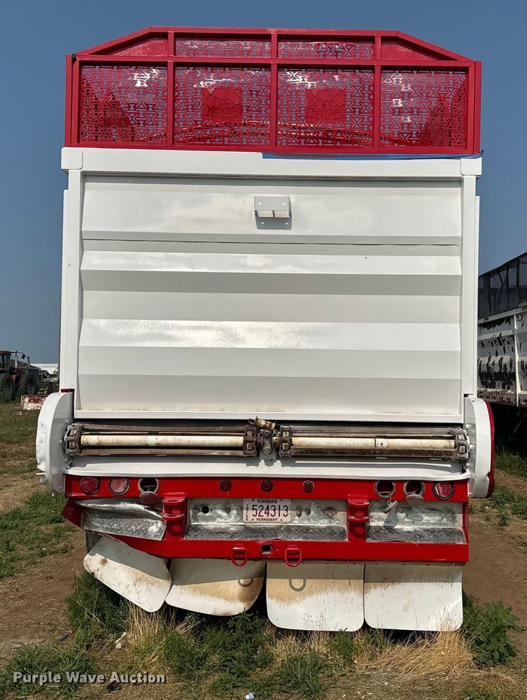 image for item DQ6881 2016 Industrias Met Gri silage trailer