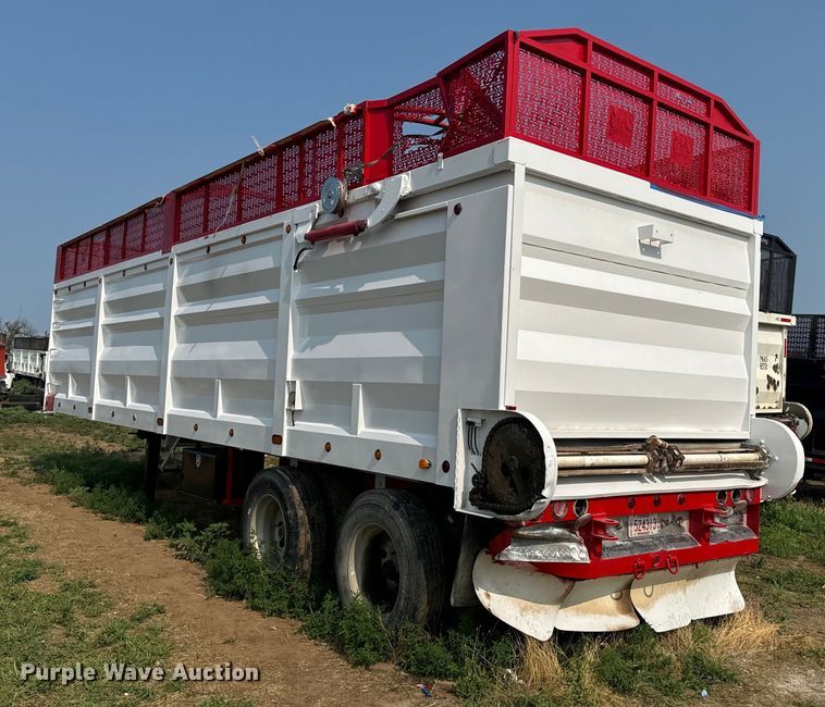 image for item DQ6881 2016 Industrias Met Gri silage trailer