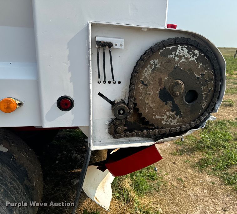 image for item DQ6881 2016 Industrias Met Gri silage trailer