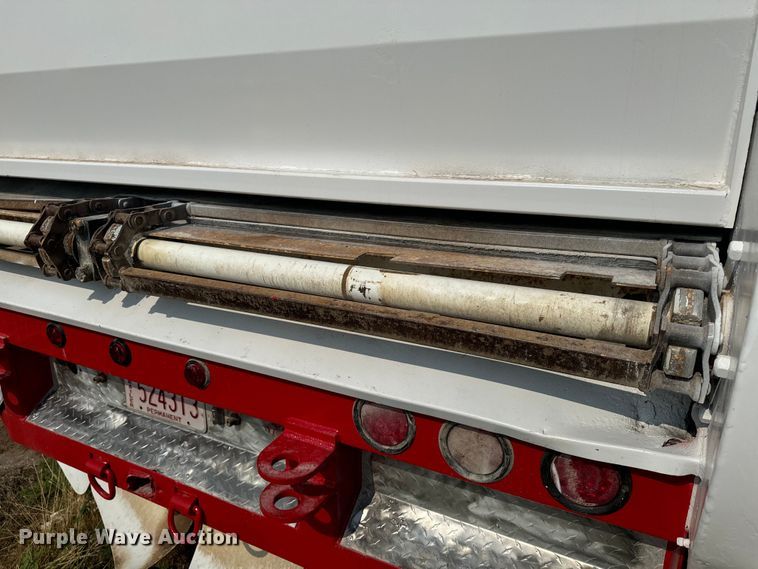 image for item DQ6881 2016 Industrias Met Gri silage trailer