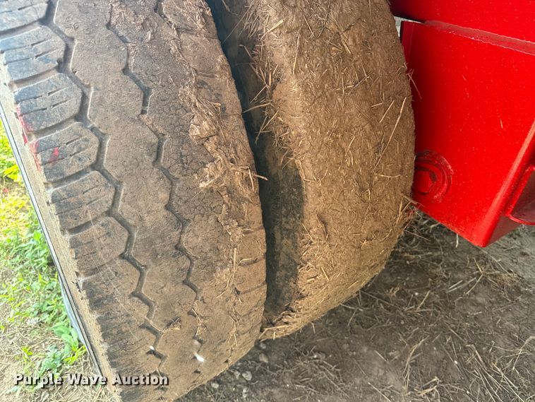 image for item DQ6881 2016 Industrias Met Gri silage trailer