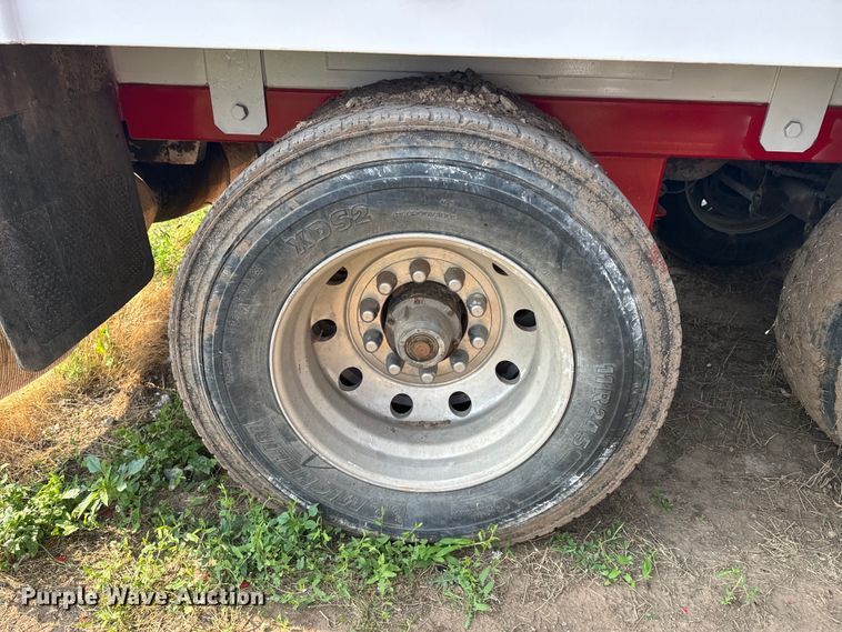 image for item DQ6881 2016 Industrias Met Gri silage trailer