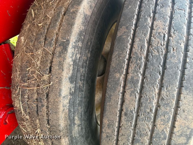 image for item DQ6881 2016 Industrias Met Gri silage trailer