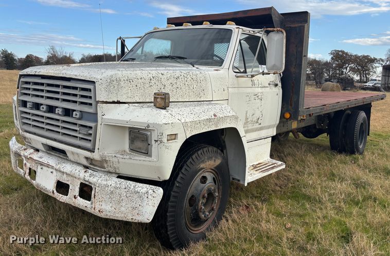 image for item DS2552 1982 Ford  F600G flatbed truck