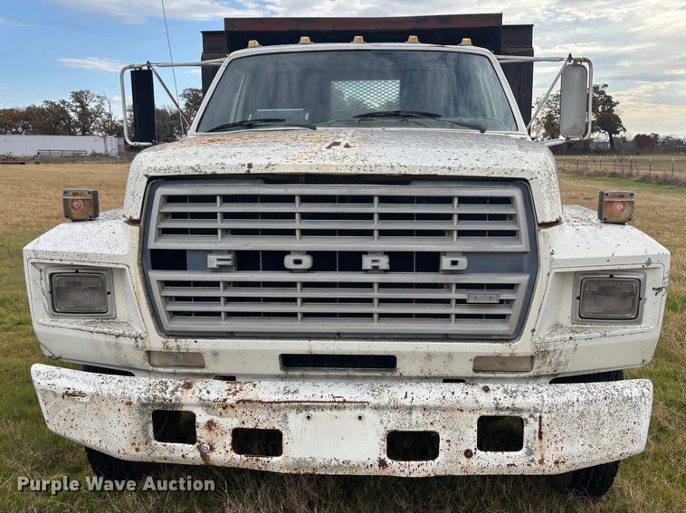 image for item DS2552 1982 Ford  F600G flatbed truck