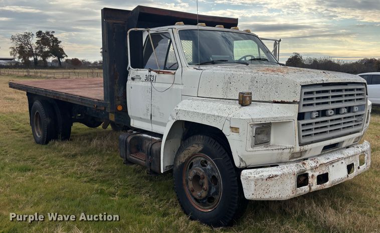 image for item DS2552 1982 Ford  F600G flatbed truck