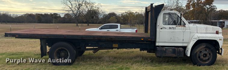 image for item DS2552 1982 Ford  F600G flatbed truck