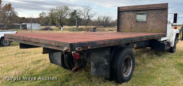 image for item DS2552 1982 Ford  F600G flatbed truck