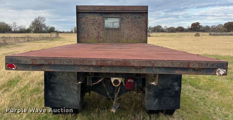 image for item DS2552 1982 Ford  F600G flatbed truck