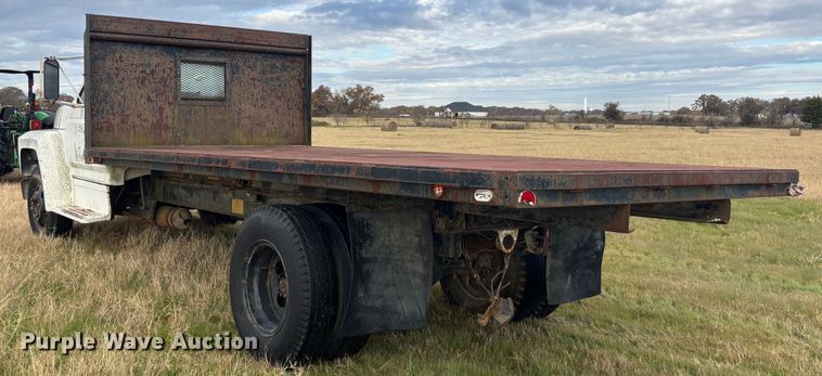 image for item DS2552 1982 Ford  F600G flatbed truck