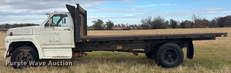 image for item DS2552 1982 Ford  F600G flatbed truck