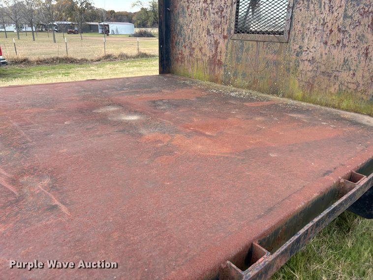 image for item DS2552 1982 Ford  F600G flatbed truck