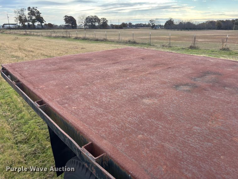 image for item DS2552 1982 Ford  F600G flatbed truck