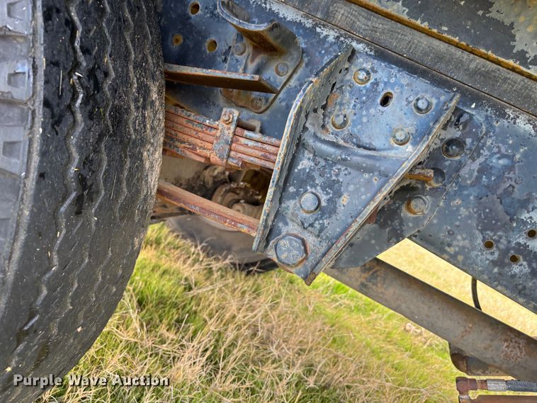 image for item DS2552 1982 Ford  F600G flatbed truck