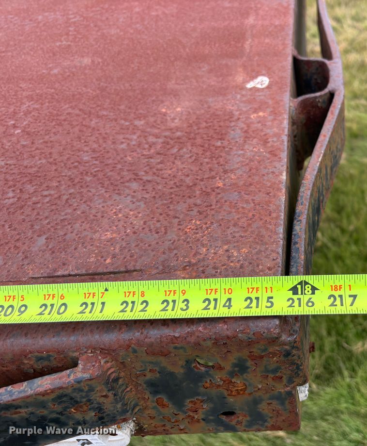 image for item DS2552 1982 Ford  F600G flatbed truck