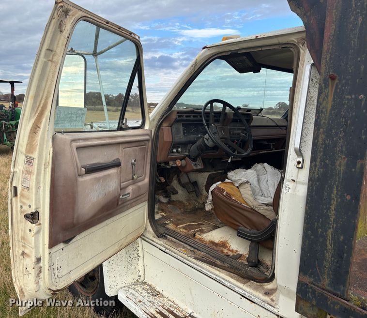 image for item DS2552 1982 Ford  F600G flatbed truck