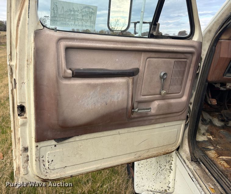 image for item DS2552 1982 Ford  F600G flatbed truck