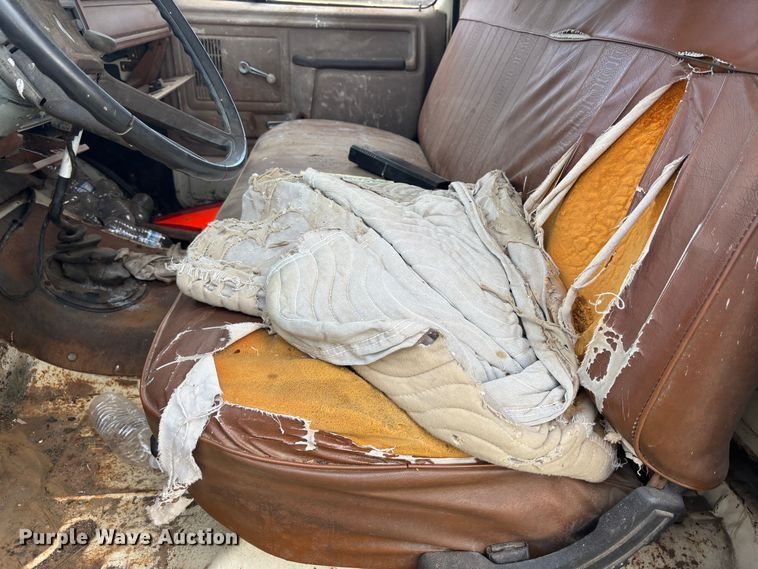 image for item DS2552 1982 Ford  F600G flatbed truck