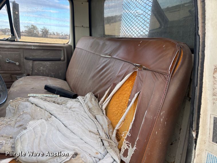 image for item DS2552 1982 Ford  F600G flatbed truck