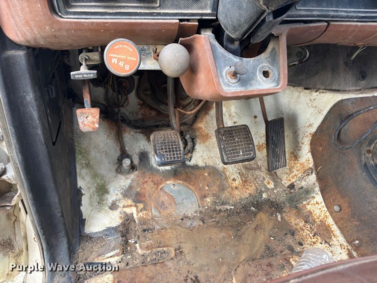 image for item DS2552 1982 Ford  F600G flatbed truck