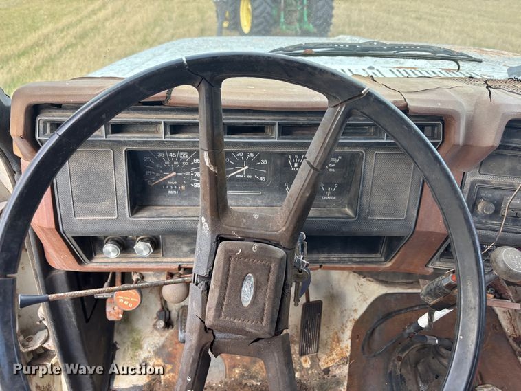 image for item DS2552 1982 Ford  F600G flatbed truck