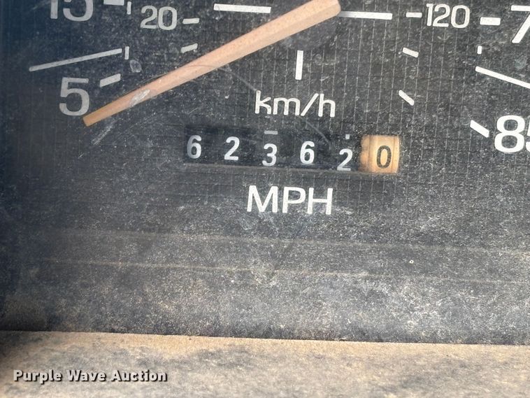 image for item DS2552 1982 Ford  F600G flatbed truck