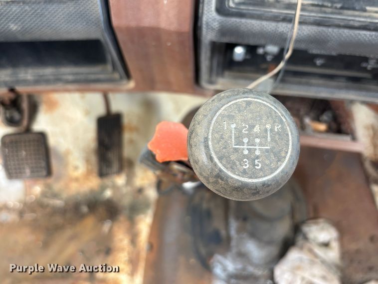 image for item DS2552 1982 Ford  F600G flatbed truck