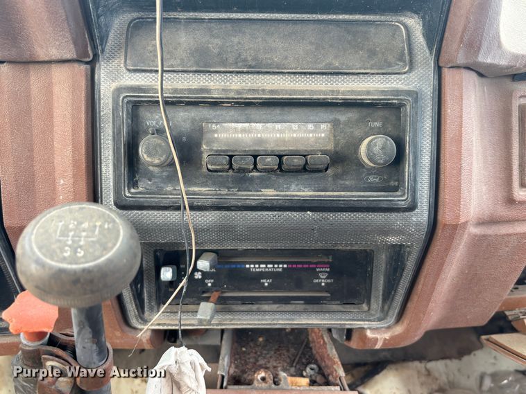 image for item DS2552 1982 Ford  F600G flatbed truck