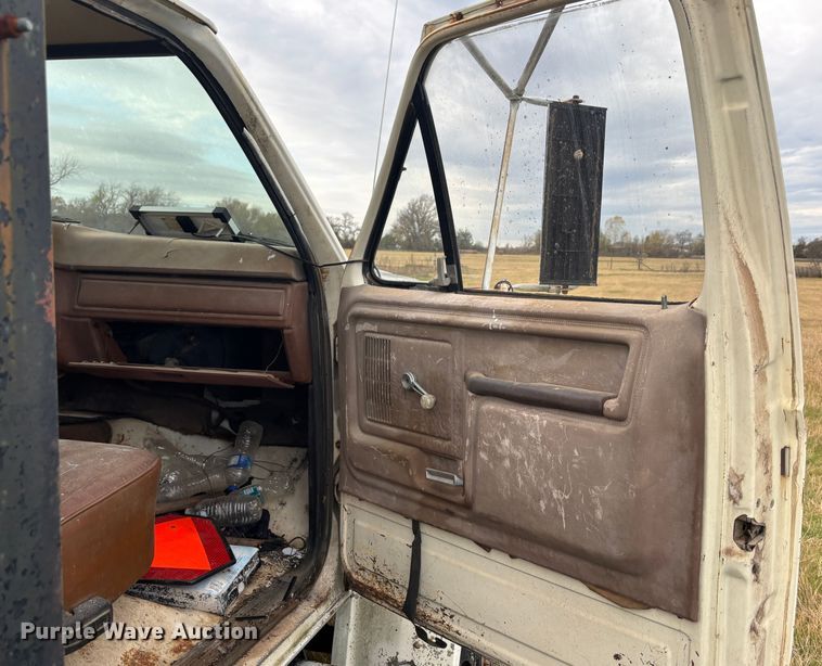 image for item DS2552 1982 Ford  F600G flatbed truck