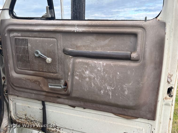 image for item DS2552 1982 Ford  F600G flatbed truck