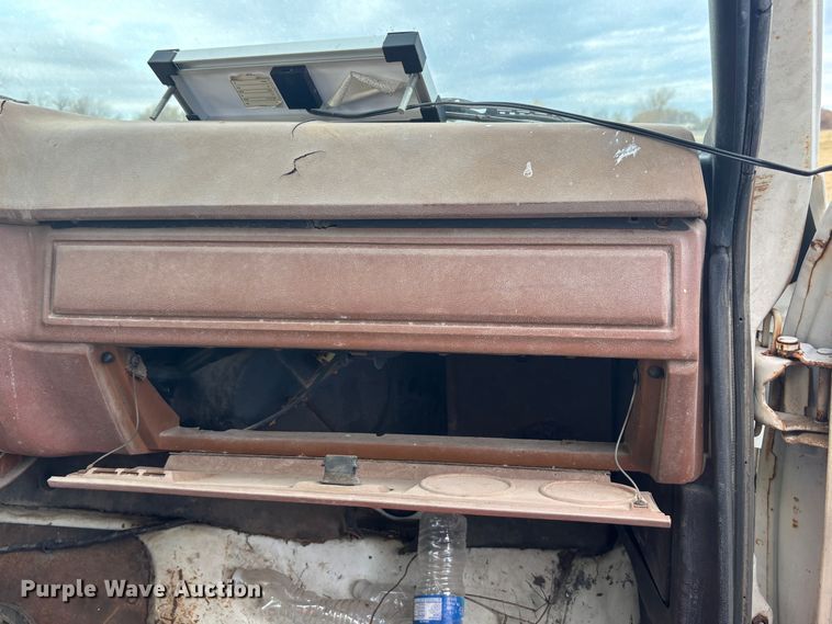 image for item DS2552 1982 Ford  F600G flatbed truck