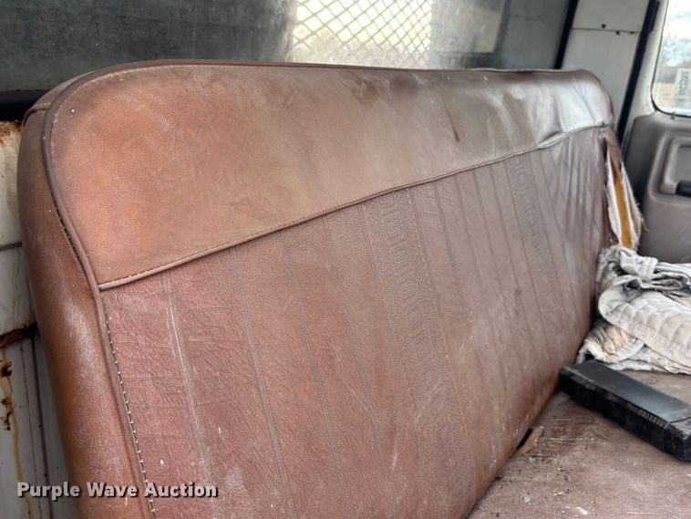 image for item DS2552 1982 Ford  F600G flatbed truck