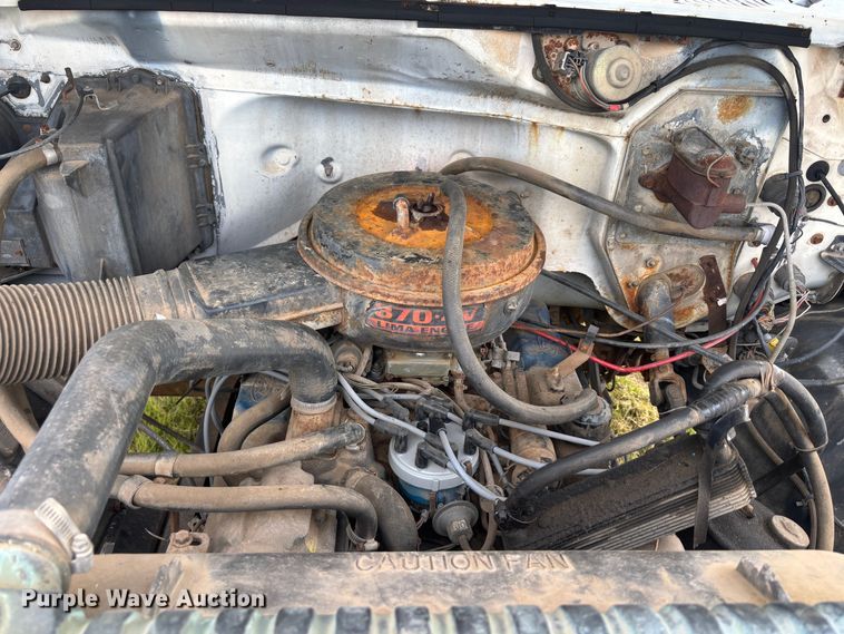 image for item DS2552 1982 Ford  F600G flatbed truck